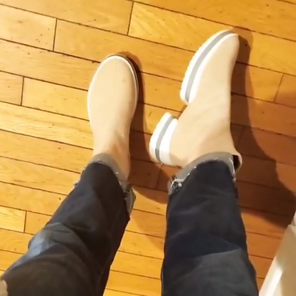 Gorgeous discontinued Stuart Weitzman sneaker sock - Picture 8 of 8